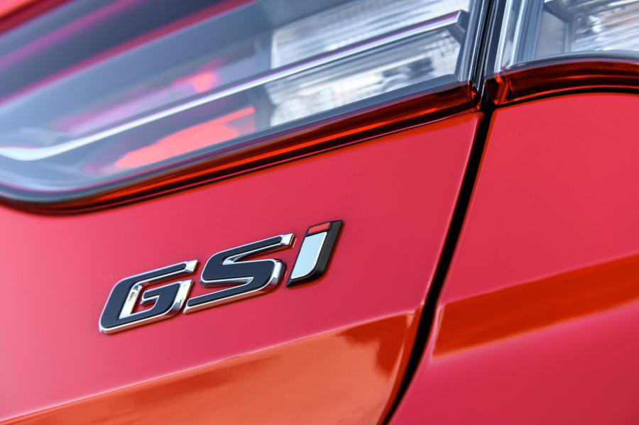 Логотип Opel Insignia GSi 2017 года  (фото 25 из 45)